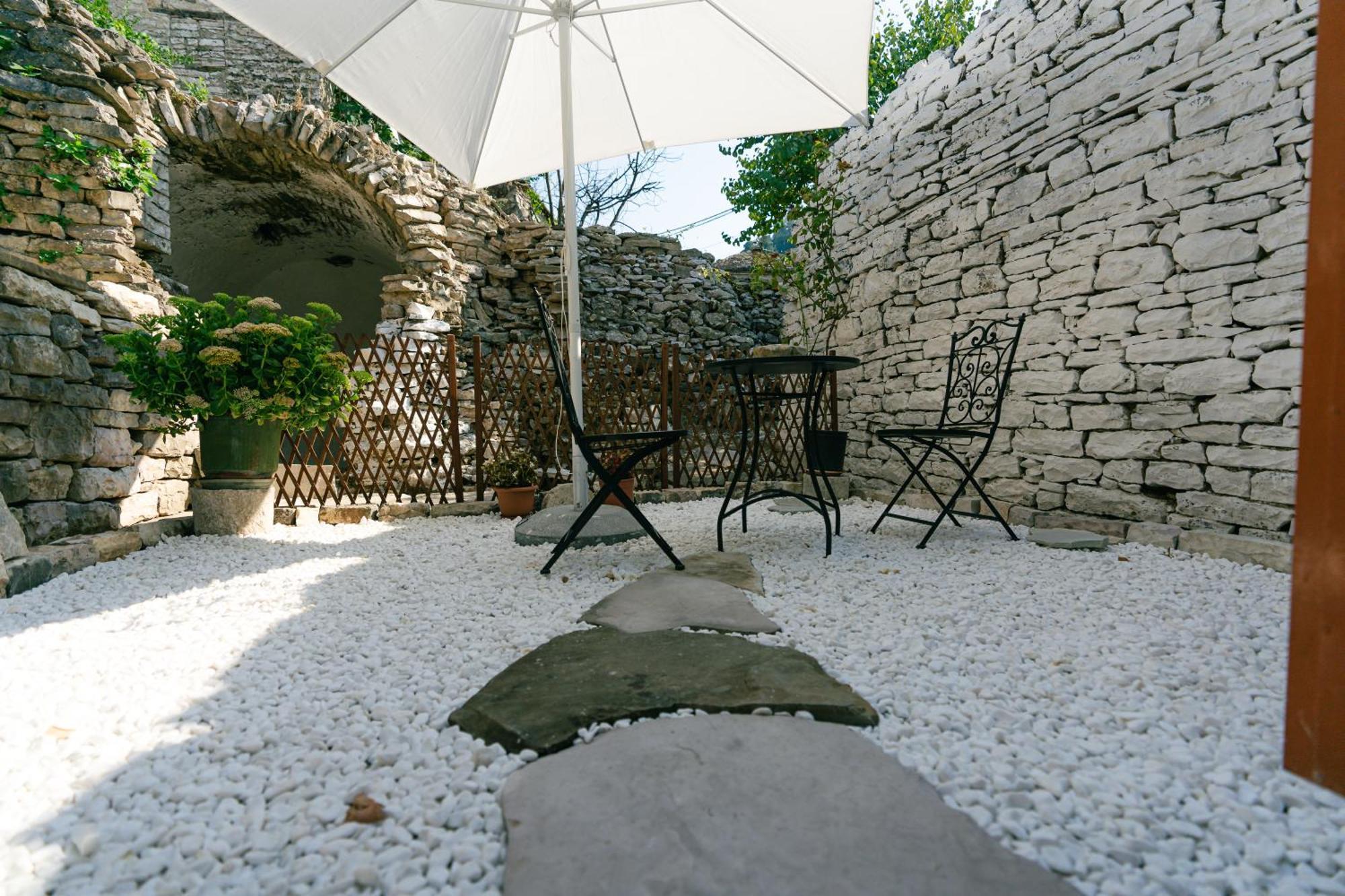 ホテル Petrichor ジロカストラ 部屋 写真
